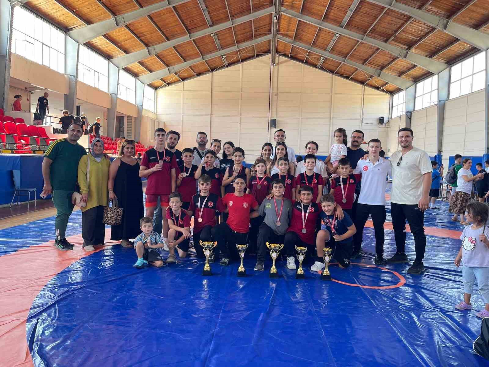 ALİAĞALI GÜREŞÇİLER TÜRKİYE ŞAMPİYONASINA HAZIR