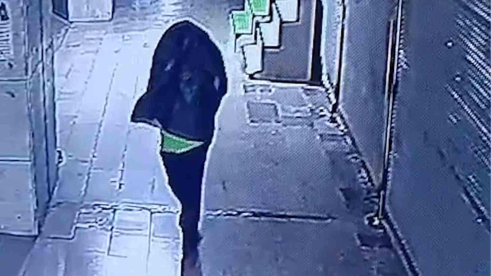TANINMAMAK İÇİN BAŞINA ÇÖP POŞETİ GEÇİRİP YANGIN ÇIKARAN ŞAHIS KAMERALARA YAKALANDI