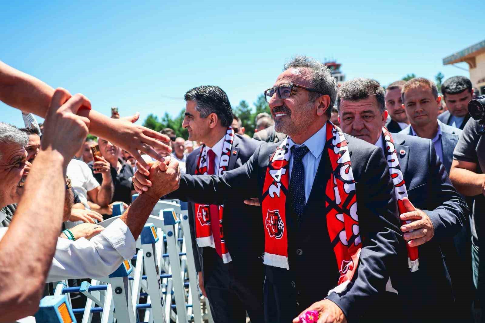 CHOBANİ KURUCUSU VE CEO’SU HAMDİ ULUKAYA’DAN ERZİNCANSPOR’A DEV DESTEK