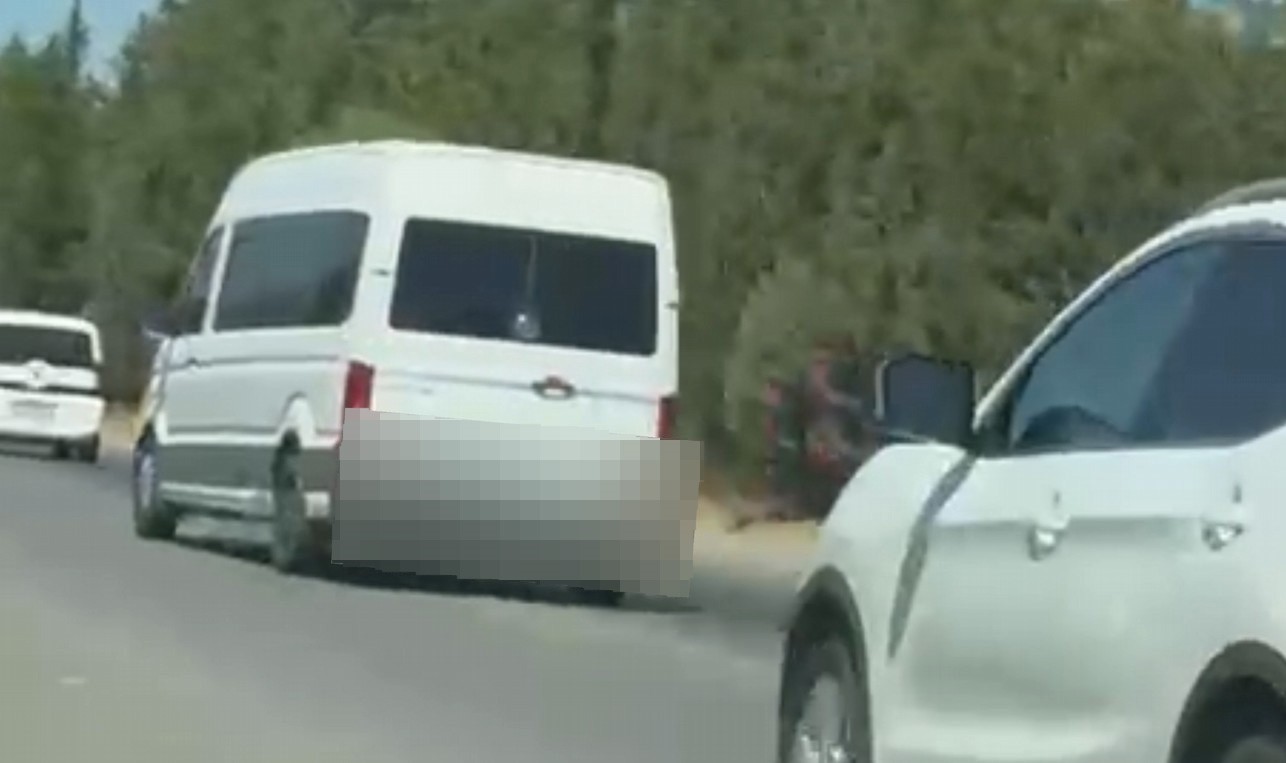 TRAFİĞİ TEHLİKEYE DÜŞÜREN MİNİBÜS SÜRÜCÜSÜ SANAL DEVRİYEYE TAKILDI