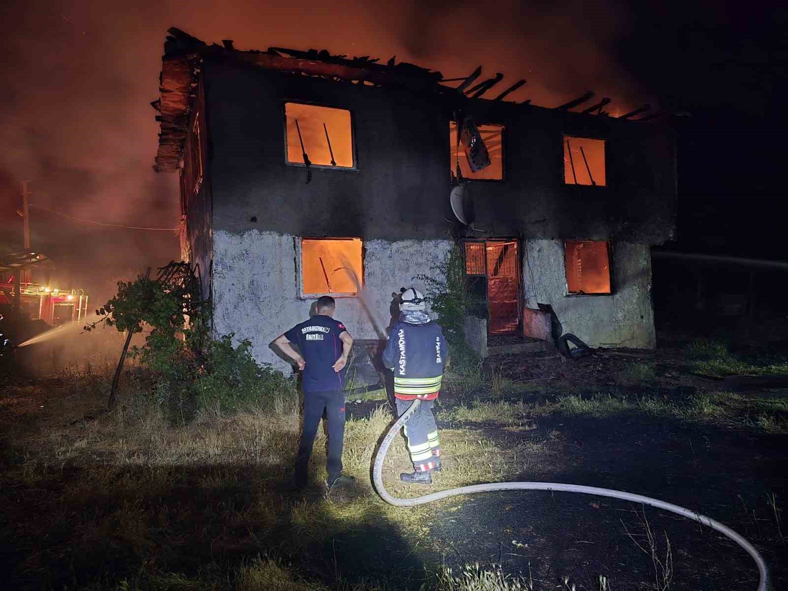 ELEKTRİK KONTAĞINDAN ÇIKAN YANGINDA 2 KATLI EV KÜLE DÖNDÜ