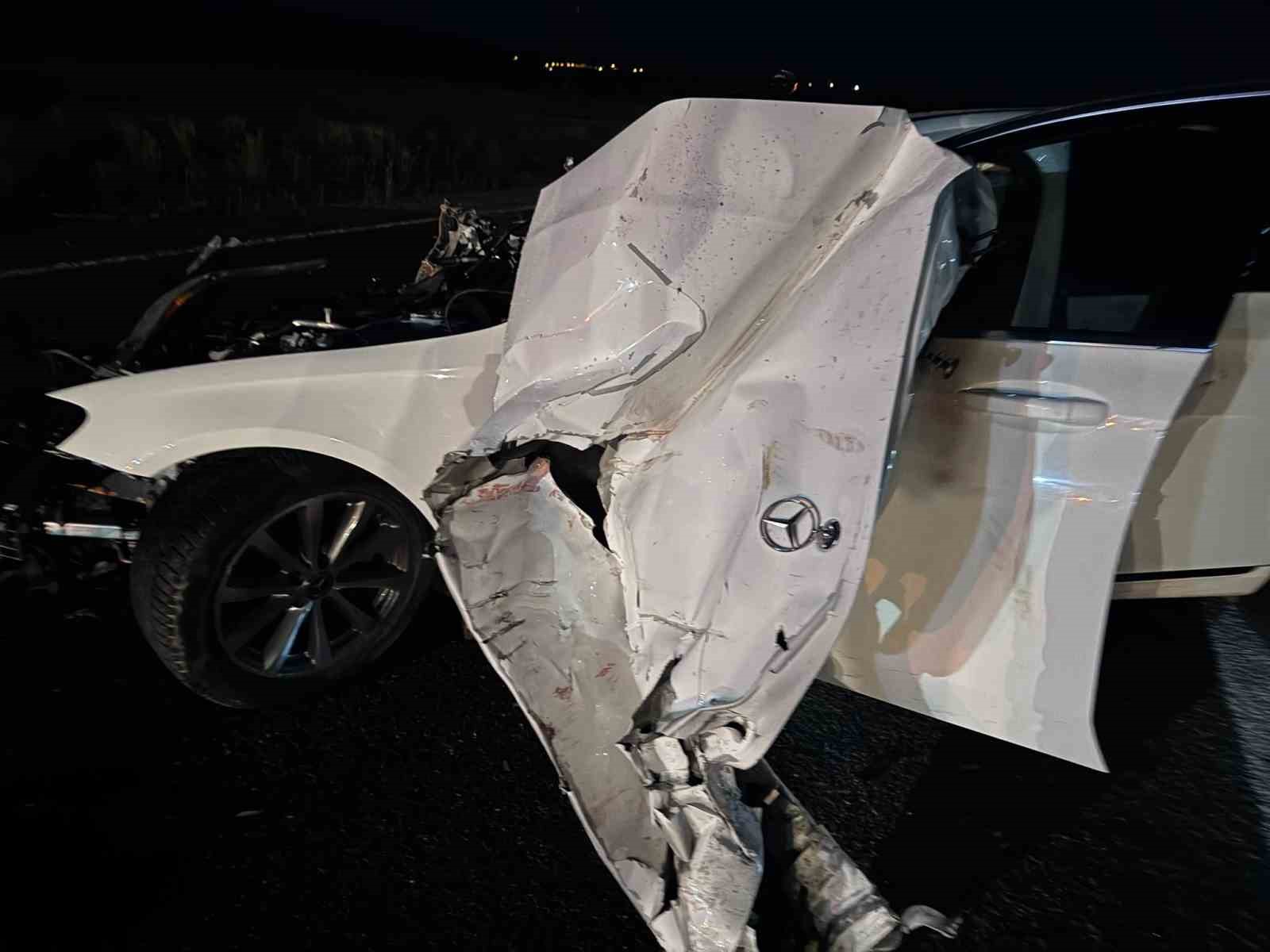 SİVAS’TA TRAKTÖRE ÇARPAN MERCEDES HURDA YIĞININA DÖNDÜ: 4 YARALI