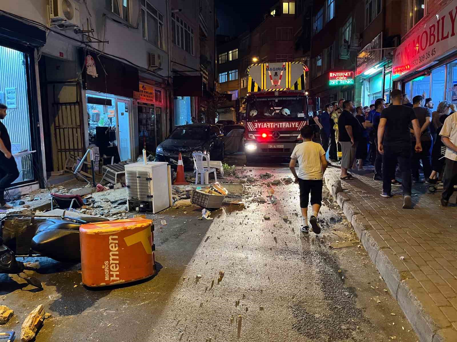 FATİH’TE 4 KATLI BİNANIN ÇATISINDAN DÜŞEN PARÇALARDAN 2 KİŞİ SON ANDA KURTULDU... O ANLAR KAMERADA