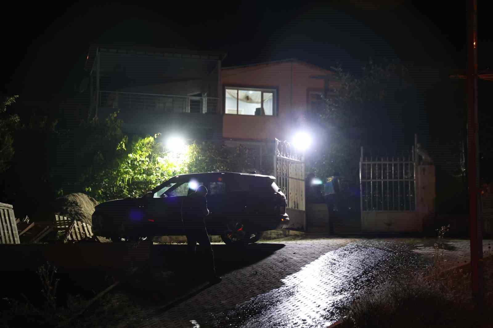 HUSUMETLİLERİNİN OLDUĞU EVE KURŞUN YAĞDIRDILAR: 4 YARALI