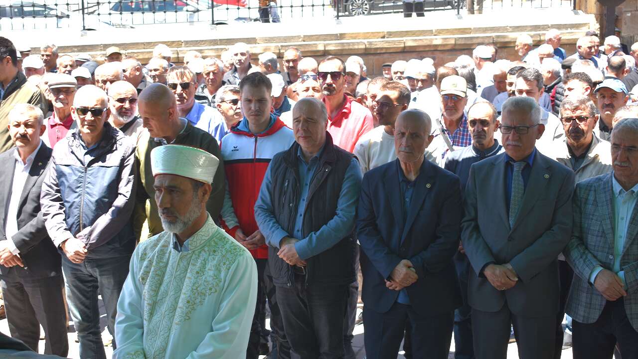 YOZGAT’IN ÜNLÜ KEBAP USTASI EBEDİ YOLCULUĞUNA UĞURLANDI