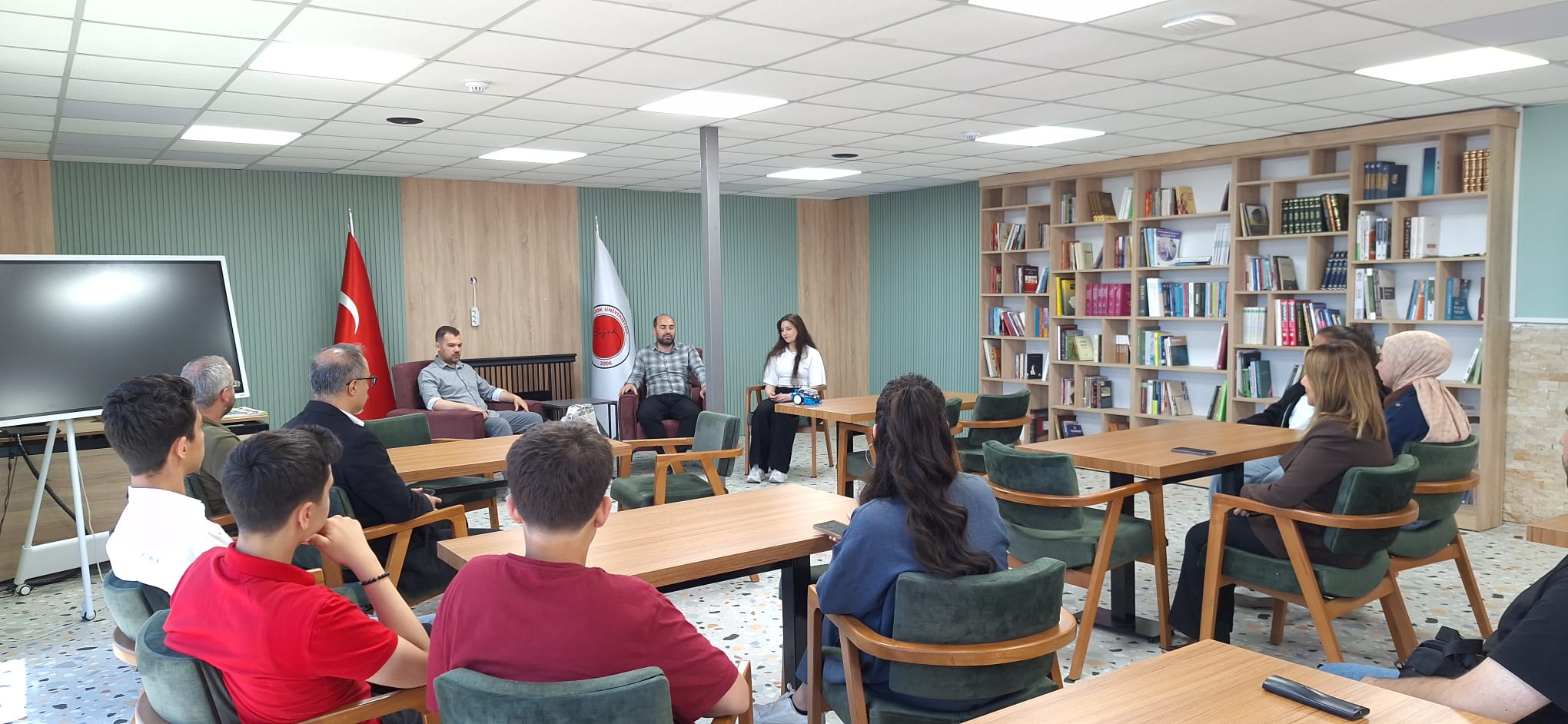 DOÇ.DR. ÇINARER BİLİM KAFEDE ‘ YAPAY ZEKA İLE YÜKSELEN MESLEKLER’İ ‘ ANLATTI