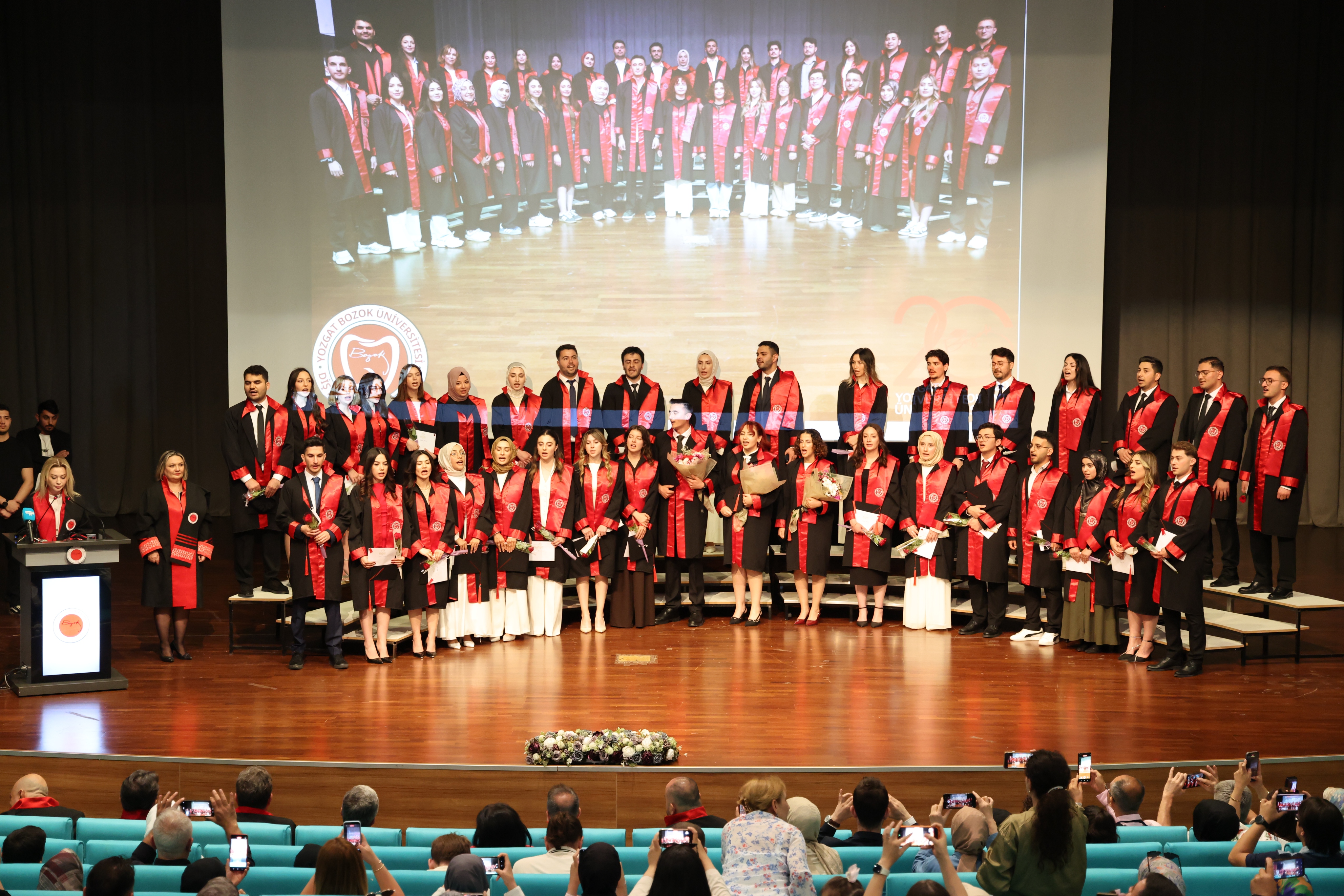 DİŞ HEKİMLİĞİ FAKÜLTESİNİN İLK MEZUNLARINDA DİPLOMA SEVİNCİ