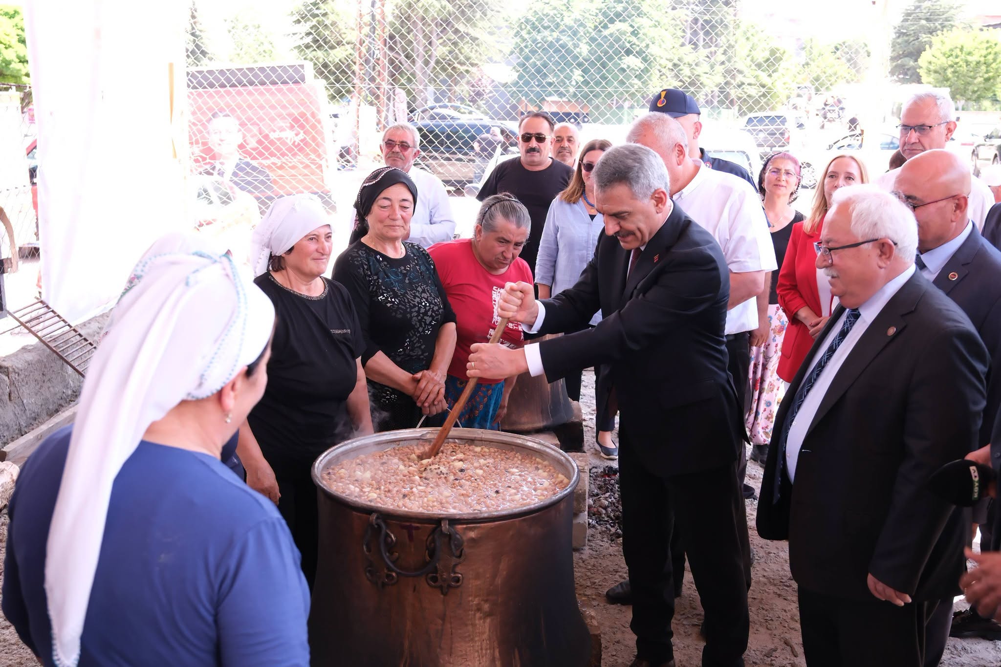VALİ ÖZKAN BAHADIN'DA AŞURE KAZANINI KARIŞTIRDI, KİRAZIN TADINA BAKTI VE BAHADINLILARLA KUCAKLAŞTI