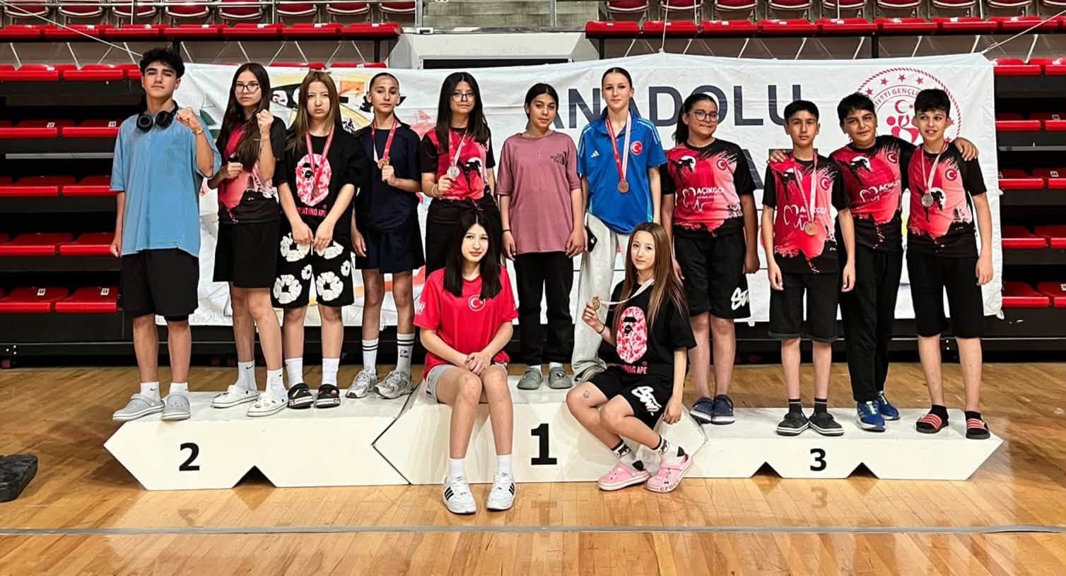 KARATECİ KIZLARIMIZDAN TARİHİ BAŞARI : 11 SPORCUMUZ MADALYA KAZANDI