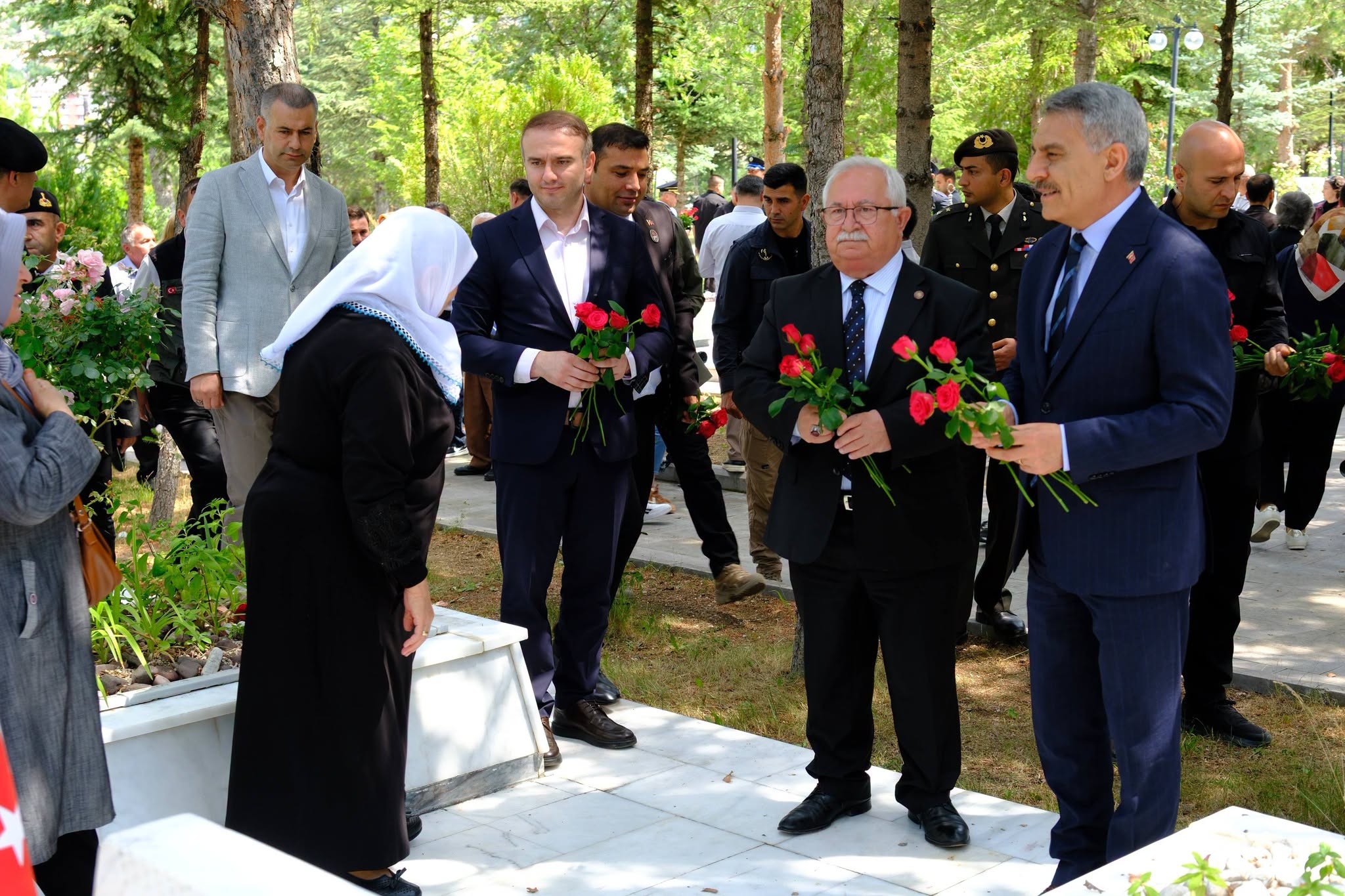 YOZGAT’TA ŞEHİTLER DUA VE ÇİÇEKLERLE HATIRLANDI