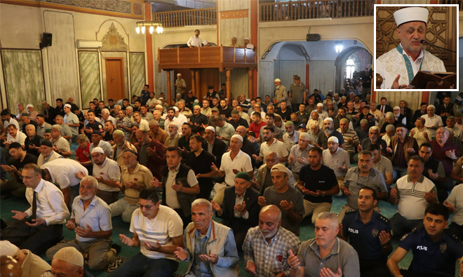 YOZGAT’TA BÜYÜK CAMİİ CEMAATİNDEN ŞEHİTLERE RAHMET DUASI