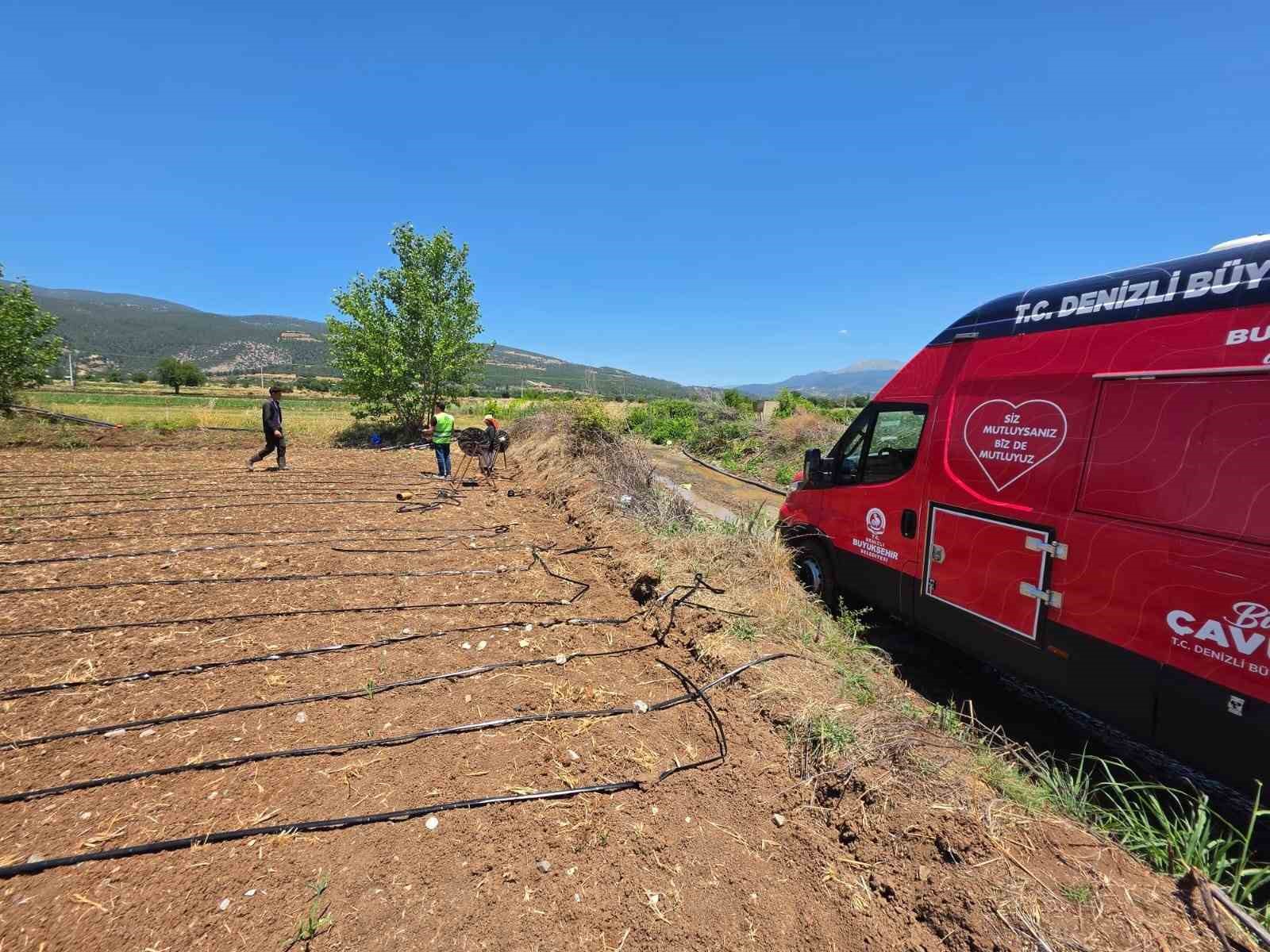 DENİZLİ BÜYÜKŞEHİR TARLALARA SOĞUK SU VE LİMONATA ULAŞTIRDI