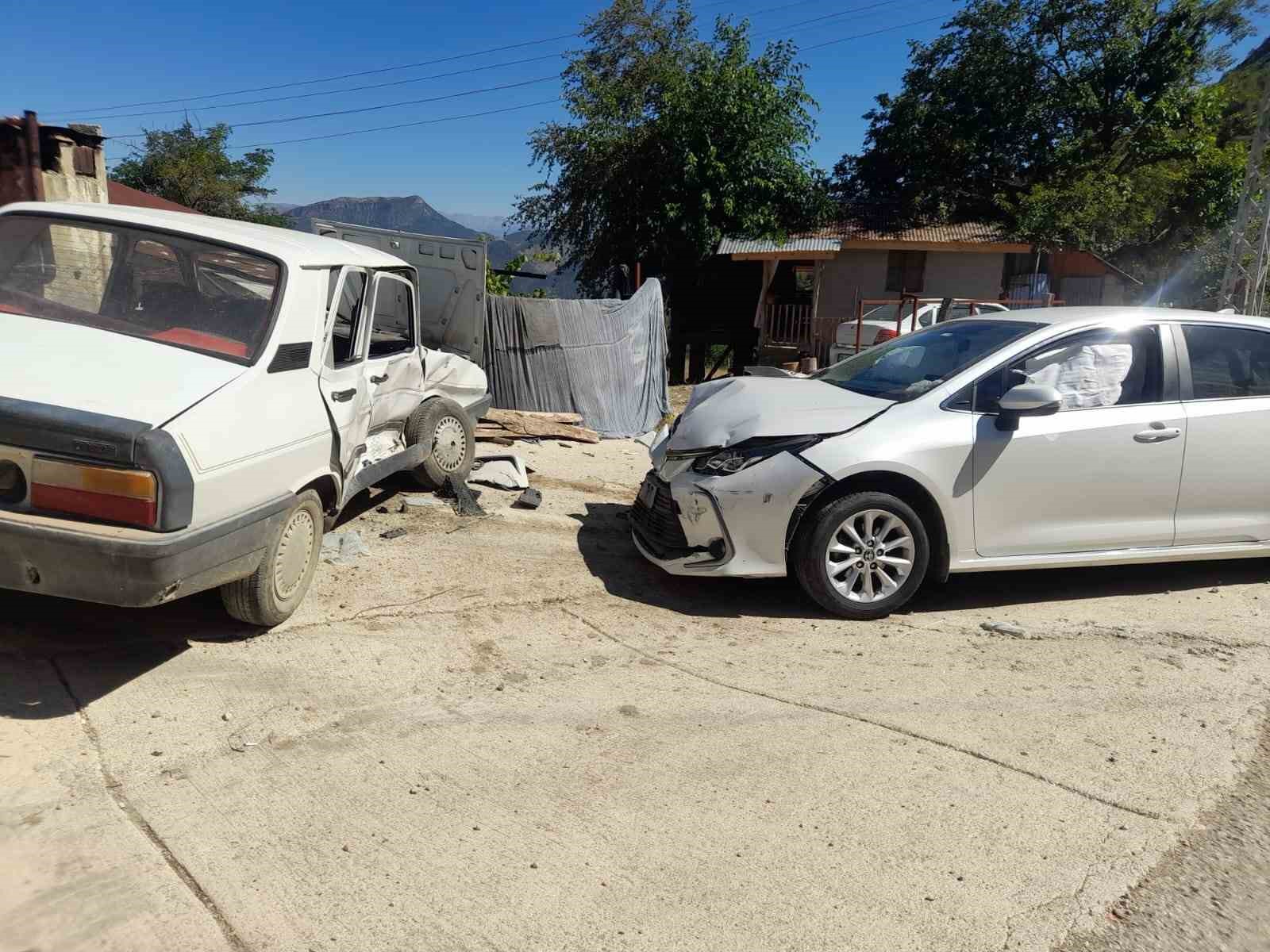 ADANA’DA OTOMOBİLLER ÇARPIŞTI: 2 YARALI
