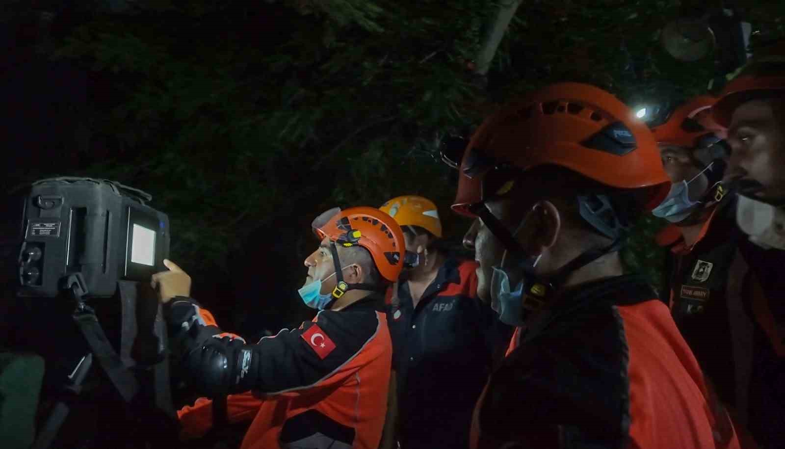 DEPREMDE HAYAT KURTARAN STM DAR ULUSLARARASI SAHNEDE
