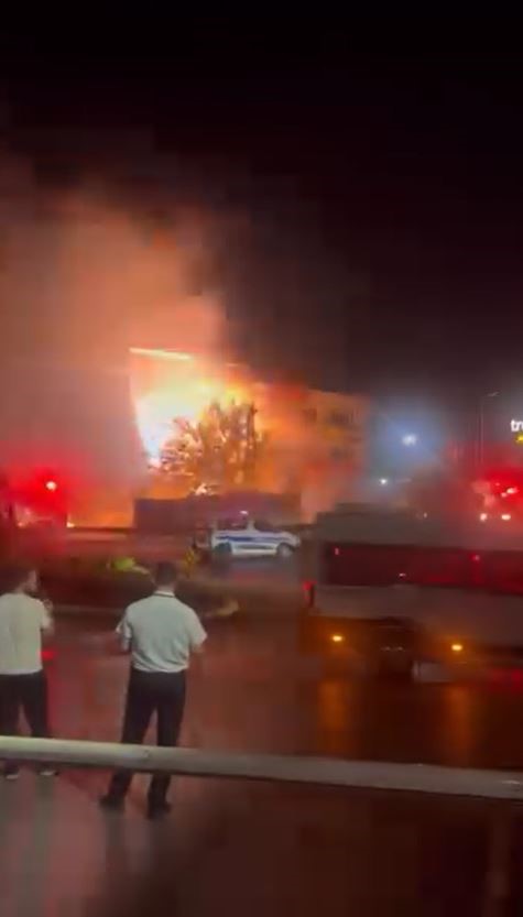 KÜÇÜKÇEKMECE’DE TRAFO BOMBA GİBİ PATLADI
