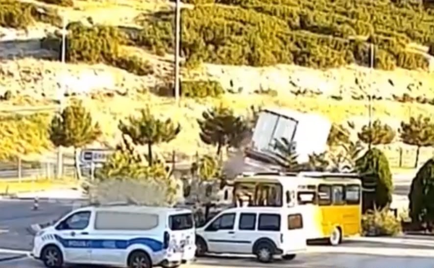 ISPARTA’DA KONTROLDEN ÇIKAN TIR DEVRİLDİ