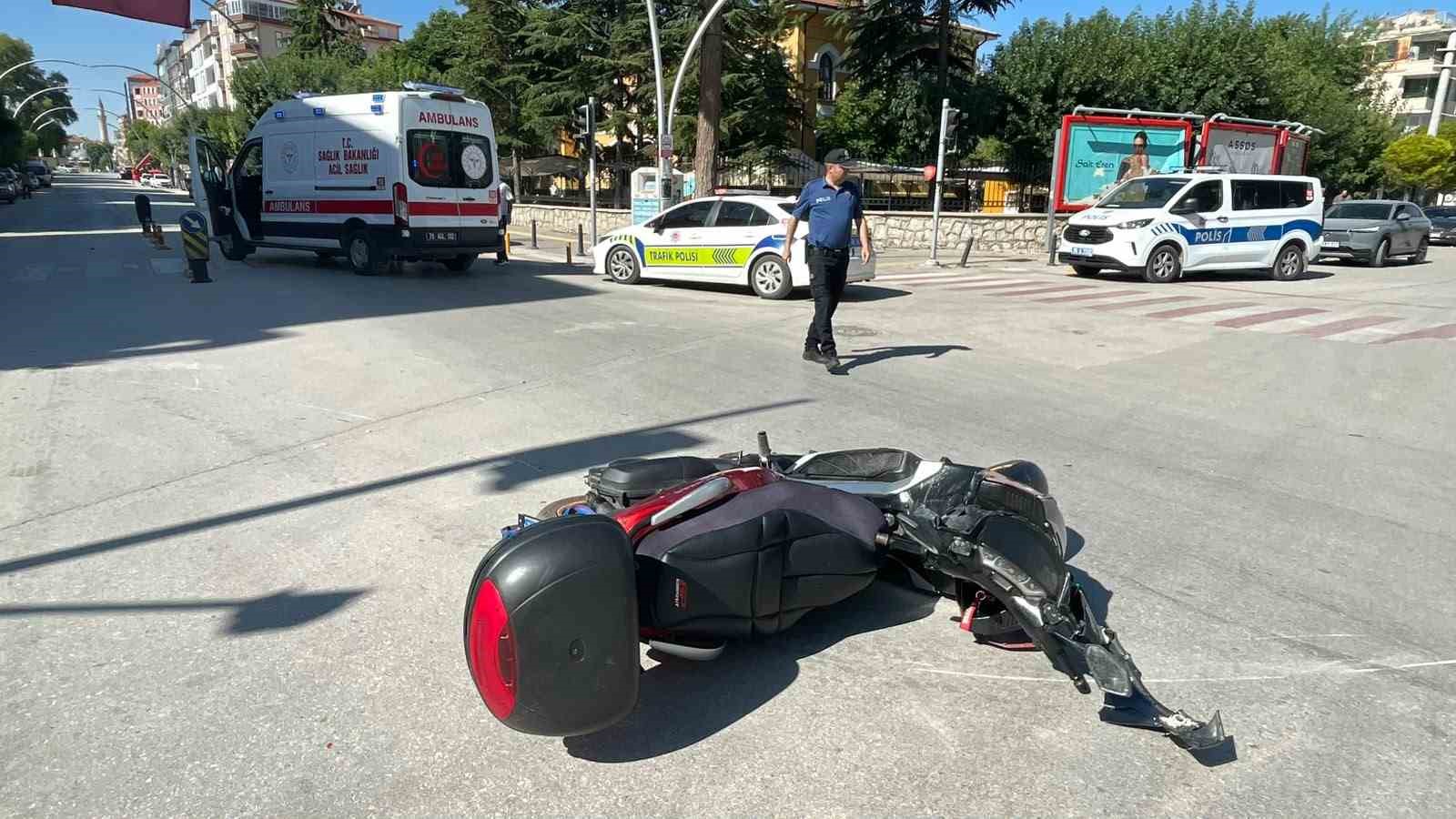 KARAMAN’DA MOTOSİKLETLER ÇARPIŞTI: 2 YARALI