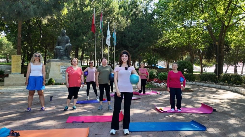KADINLAR AÇIK HAVADA GÜNE SPORLA BAŞLIYOR
