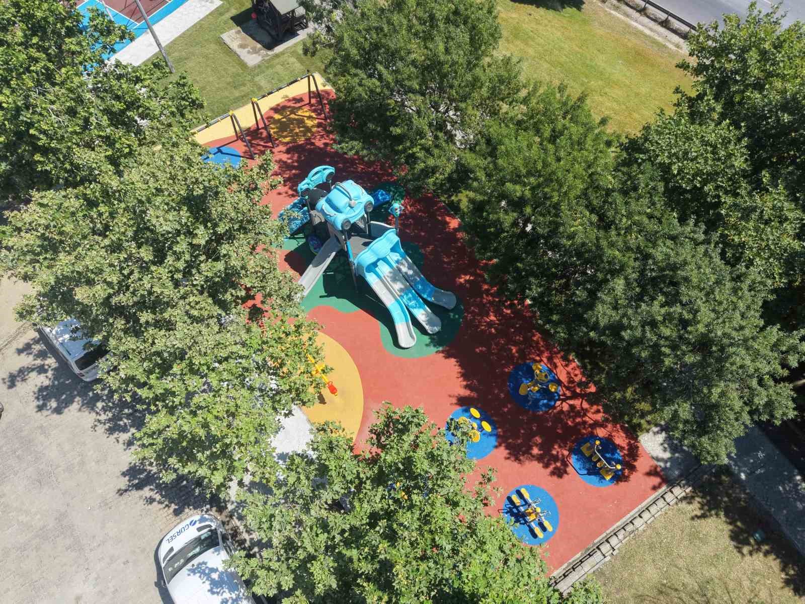 ESENYURT’TA PARKLAR YENİLENİYOR, ÇOCUKLAR GÜVENLE OYNUYOR