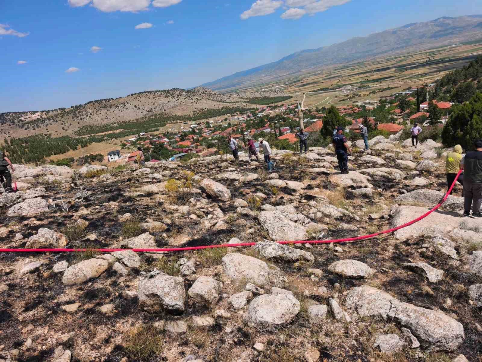 BURDUR’DA ORMAN YANGINI BÜYÜMEDEN SÖNDÜRÜLDÜ
