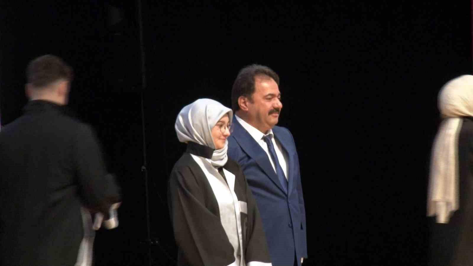 BURSA İL EMNİYET MÜDÜRÜ GÖKCE KIZINA DİPLOMASINI ELLERİYLE VERDİ