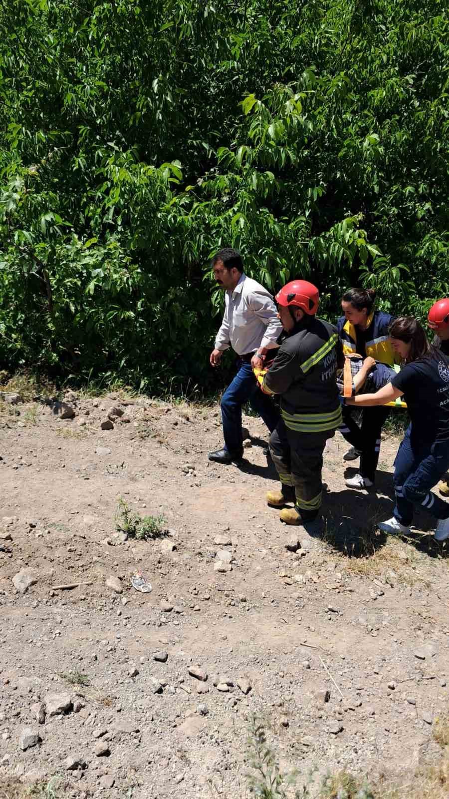 AĞAÇTAN SU KANALINA DÜŞEN ŞAHIS YARALANDI