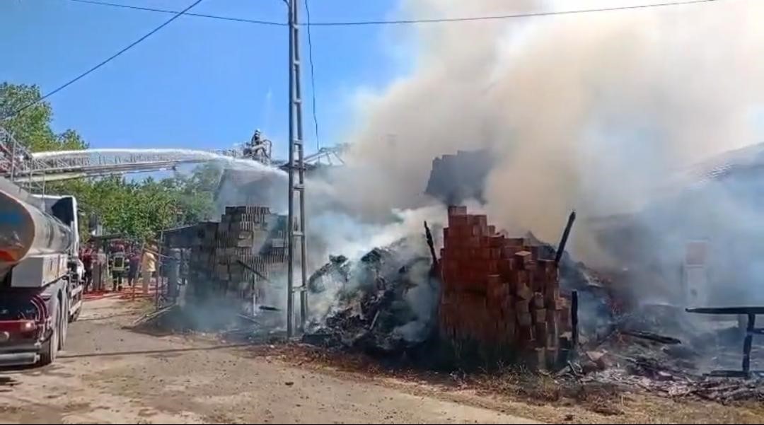 BARTIN’DA YANGINDA BİR EV VE AHIR KÜL OLDU