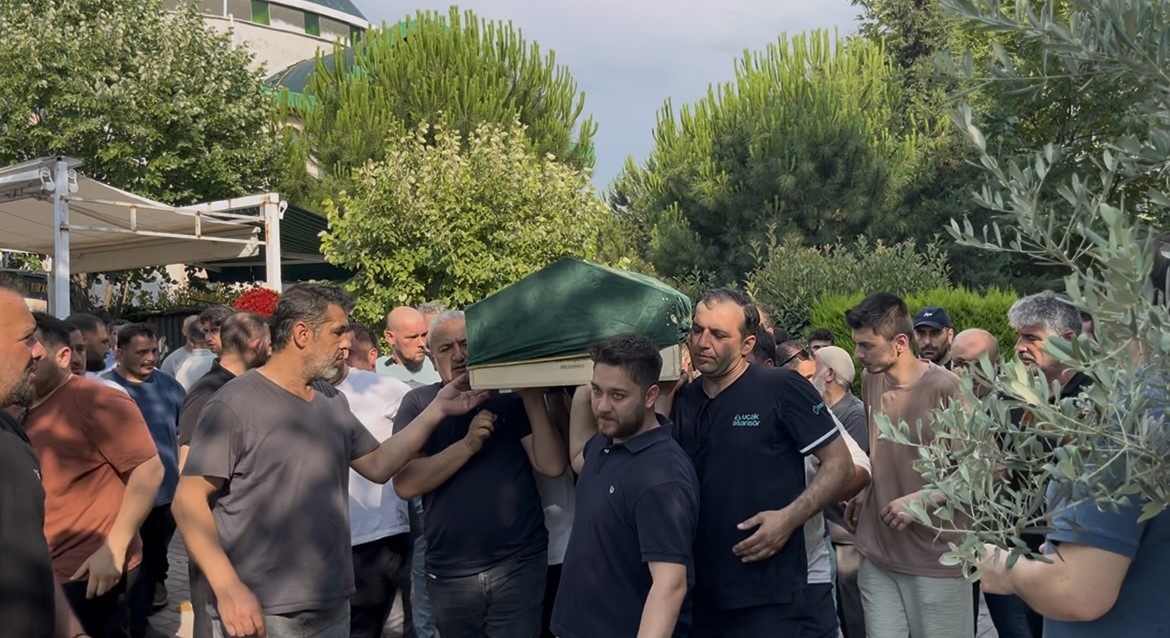KAZAZEDELERE YARDIM ETMEK İSTERKEN AKIMA KAPILARAK ÖLEN GENÇ TOPRAĞA VERİLDİ