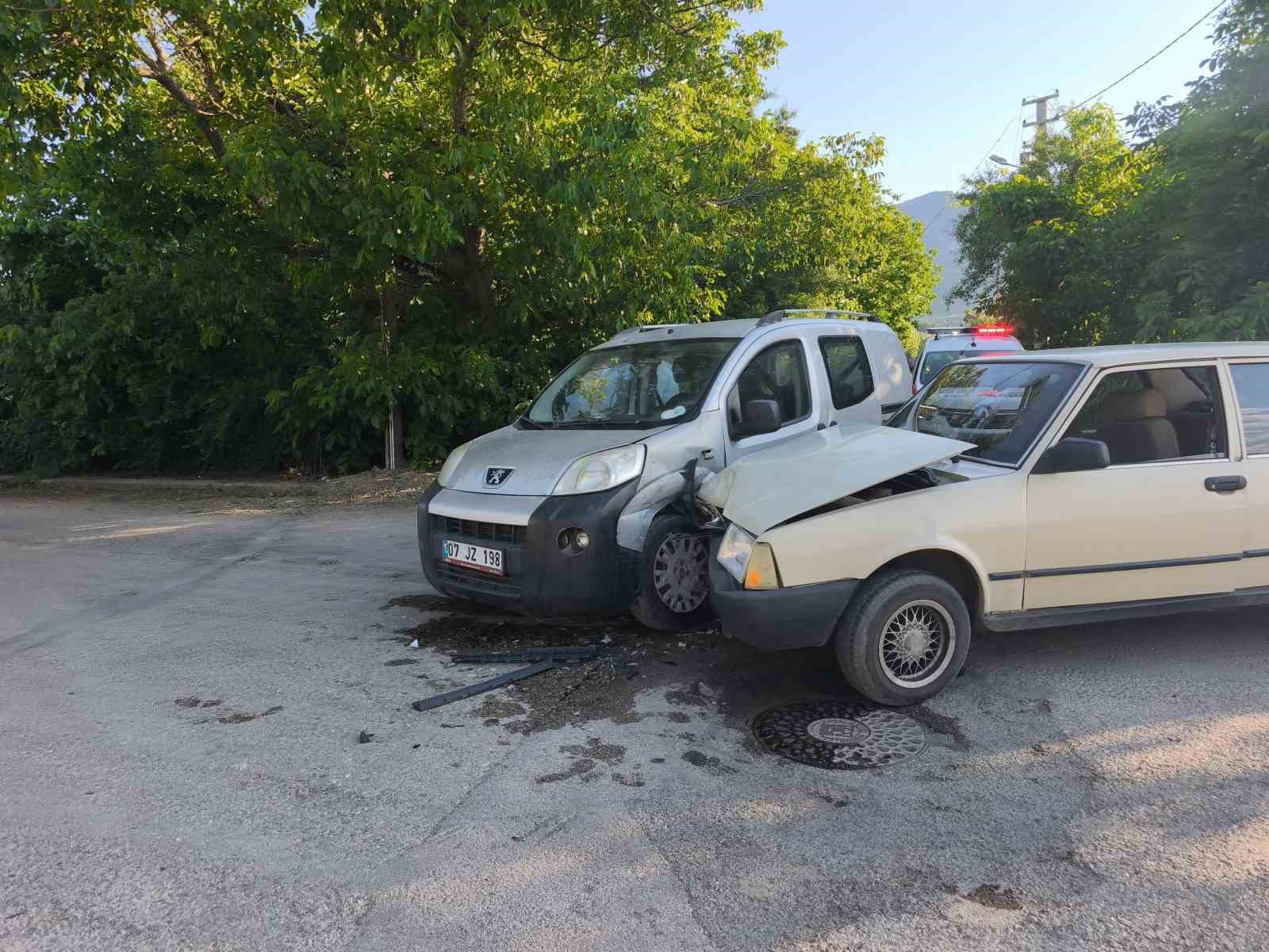 HAFİF TİCARİ ARAÇ OTOMOBİLLE ÇARPIŞTI: 4 YARALI