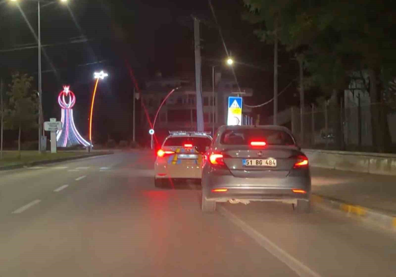 ALKOLLÜ SÜRÜCÜ İLE POLİSİN NEFES KESEN KOVALAMACASI KAMERADA