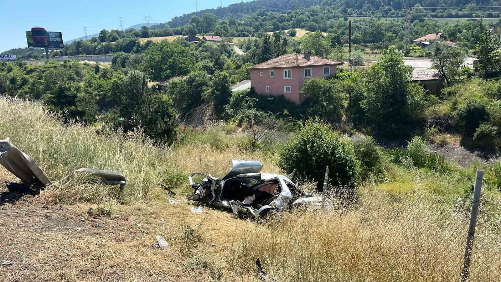 TEM OTOYOLU’NDA OTOMOBİL ŞARAMPOLE DEVRİLDİ: 1 ÖLÜ, 3 YARALI