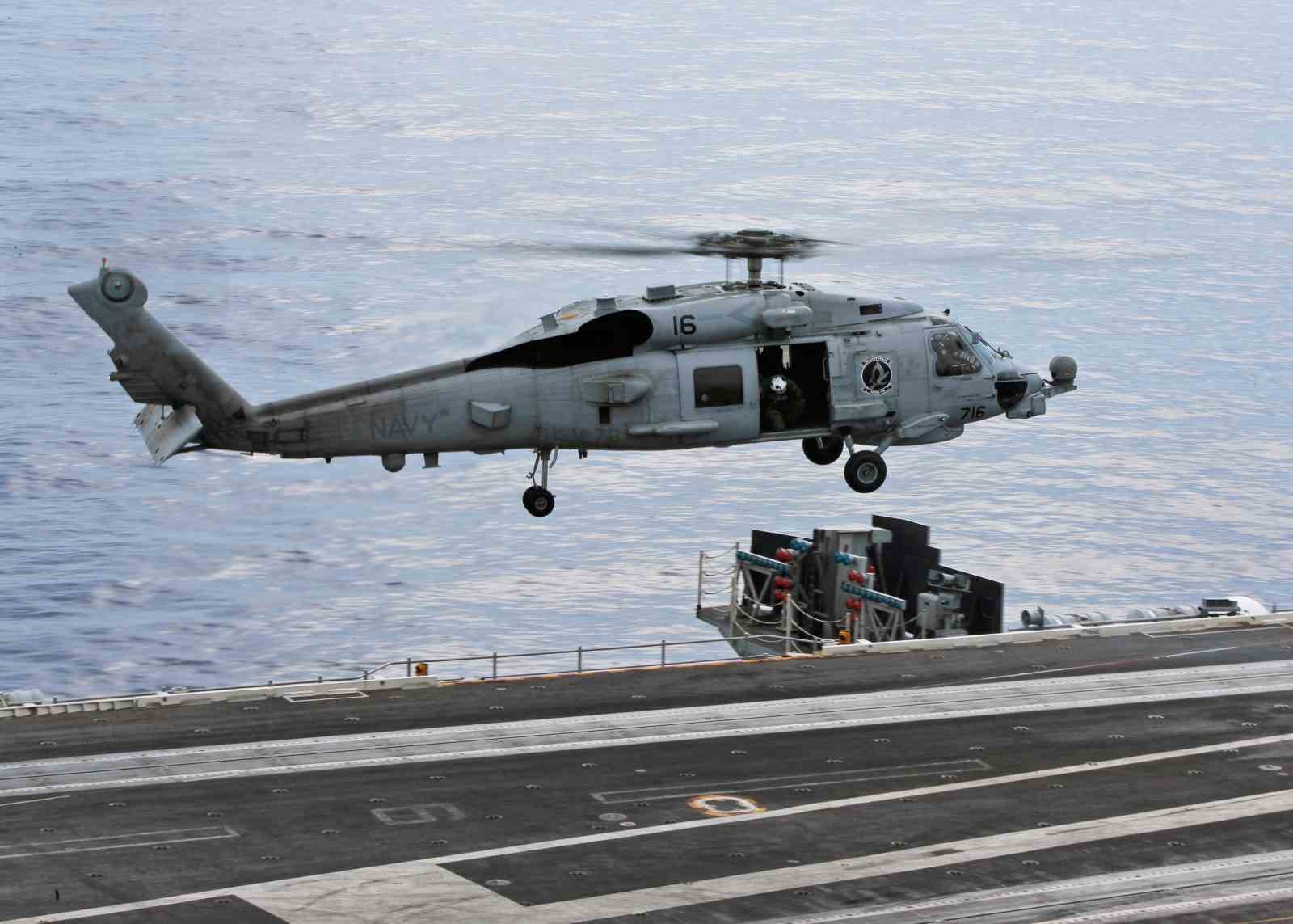 ABD ORDUSUNA AİT HELİKOPTER UMMAN DENİZİ’NE ACİL İNİŞ YAPTI: 1 KİŞİ KAYIP
