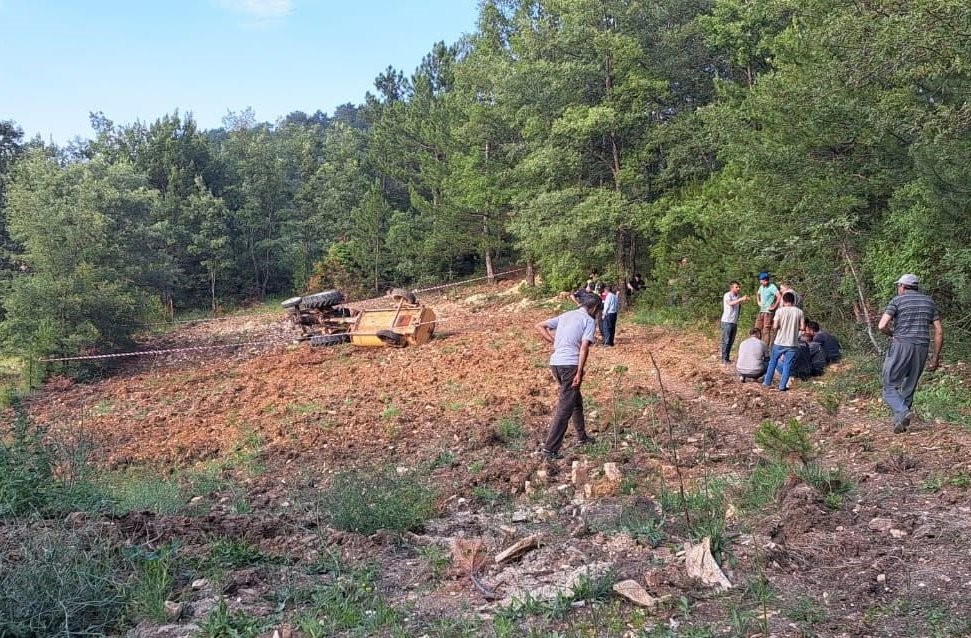 KÜTAHYA’DA DEVRİLEN TRAKTÖRÜN ALTINDA KALAN ÇİFTÇİ HAYATINI KAYBETTİ