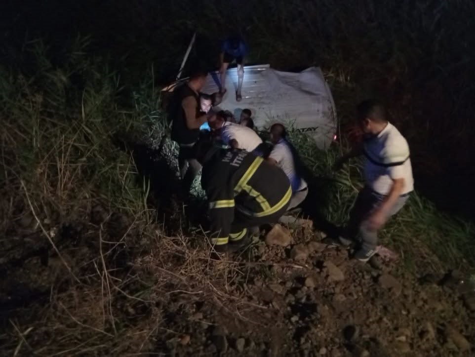 KIRIKHAN’DA KAMYONET ŞARAMPOLE UÇTU: 3 YARALI