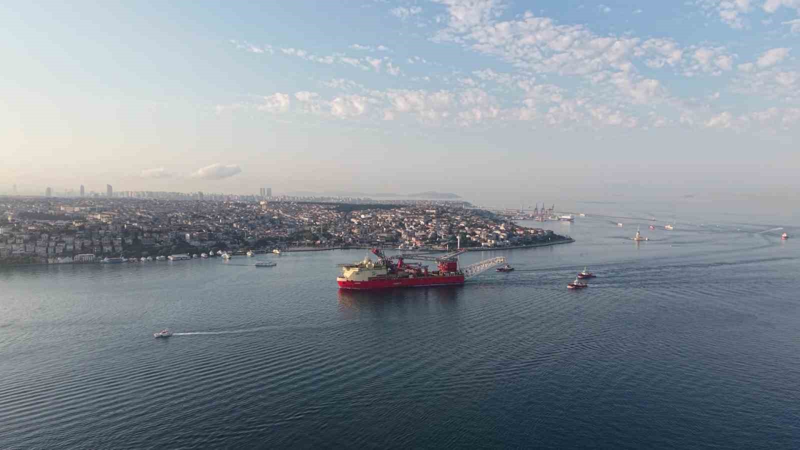 215 METRELİK BORU DÖŞEME GEMİSİNİN GEÇİŞİ SEBEBİYLE BOĞAZ HATTI ÇİFT YÖNLÜ TRAFİĞE KAPATILDI