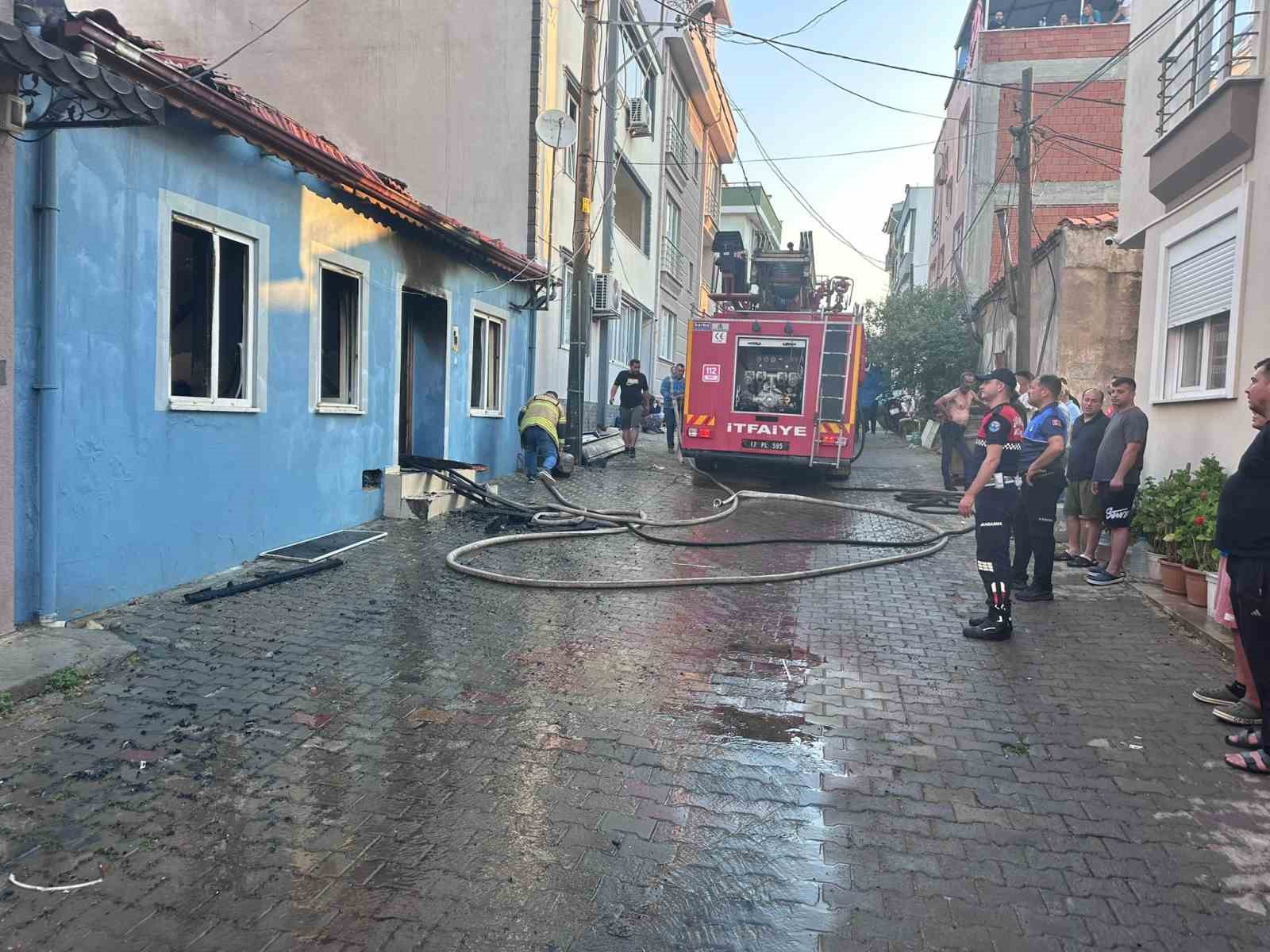 KÜÇÜKKUYU’DA EV YANGINI: 1 KİŞİ YARALANDI