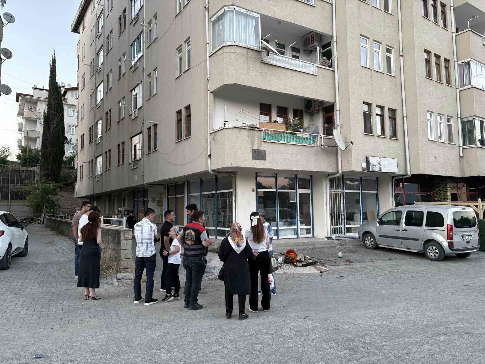 BALKONDAKİ SAKSININ AŞIRI ISINMASI SONRASI ÇIKAN YANGINI VATANDAŞLAR SÖNDÜRDÜ