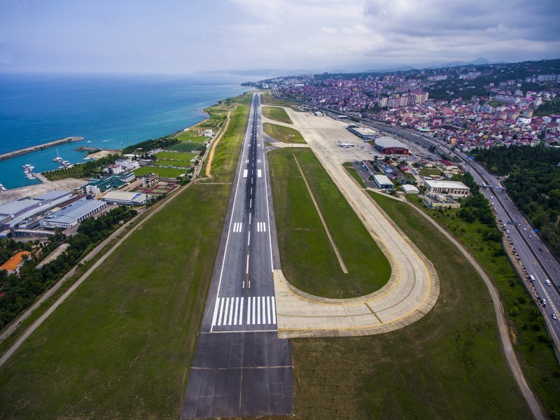 TRABZON’UN 69 YILLIK HAVA KAPISI TARİH OLACAK: 100 MİLYON TON KAYA İLE TRABZON’A YENİ HAVALİMANI İNŞA EDİLECEK