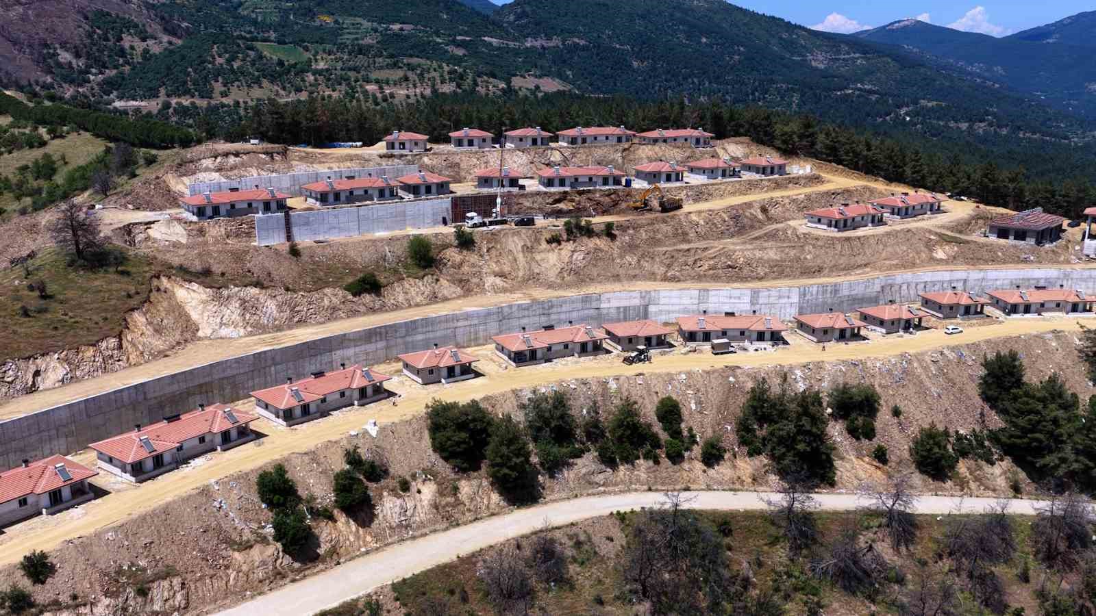 ÖDEMİŞ’TE YANGINDA ZARAR GÖREN KONUTLAR YENİDEN YAPILARAK SAHİPLERİNE TESLİM EDİLİYOR