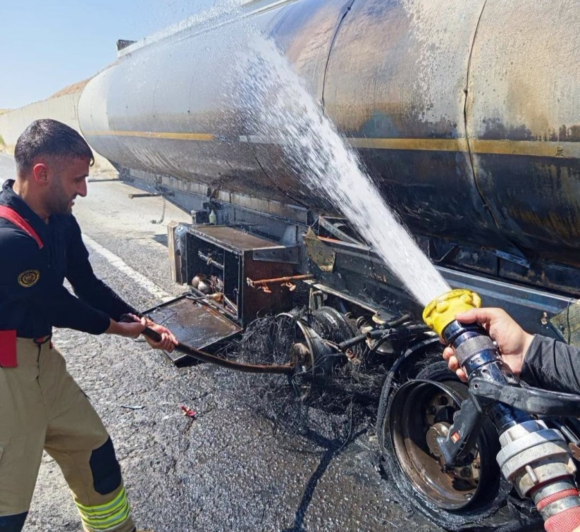 ŞIRNAK’TA TIR YANGININDA DORSE KÜL OLDU