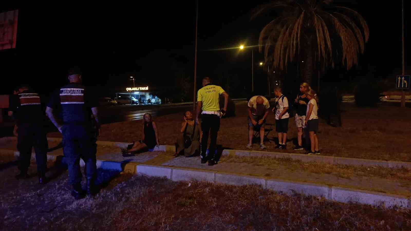 KIRMIZI IŞIKTA BEKLEYEN OTOMOBİLE TUR MİNİBÜSÜ ÇARPTI: 3 YARALI