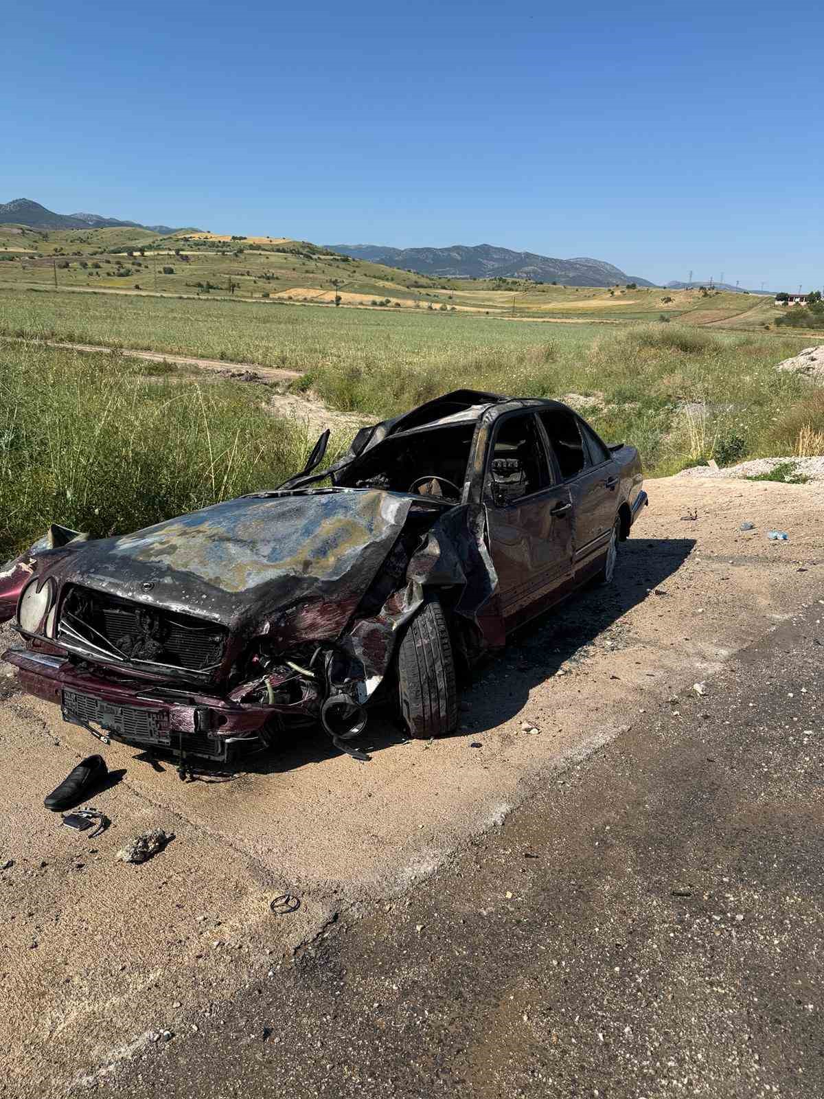 YOZGAT’TA DEVRİLEN OTOMOBİL YANDI: 1 ÖLÜ, 3 YARALI