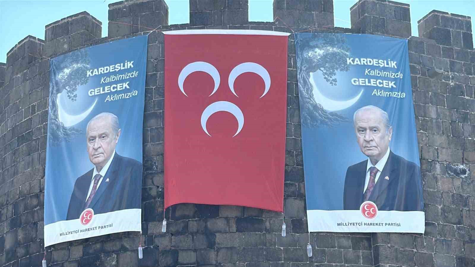 DİYARBAKIR SURLARINDA MHP LİDERİ BAHÇELİ’NİN DEV POSTERİ ASILDI, BARIŞ ÇAĞRISINDA BULUNULDU