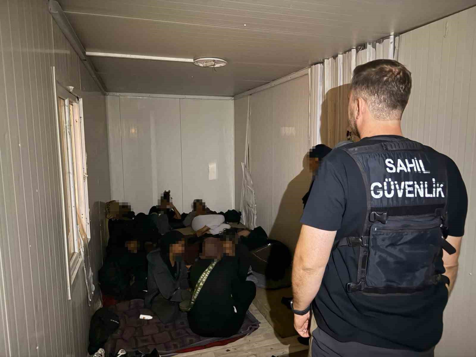 İZMİR’DE 54 DÜZENSİZ GÖÇMEN YAKALANDI