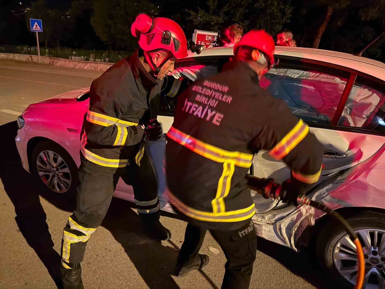 BURDUR’DA OTOMOBİLLER ÇARPIŞTI: 6 YARALI