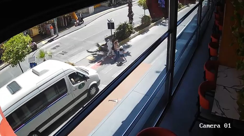 YAYAYA YOL VEREN MİNİBÜSE ARKADAN ARAÇ ÇARPTI, KAZA ANI KAMERADA