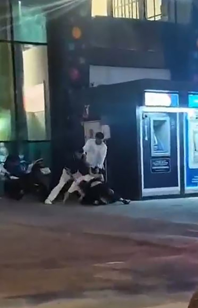 TARTIŞTIĞI GENCİ YERE YATIRIP ACIMASIZCA DARP ETTİLER
