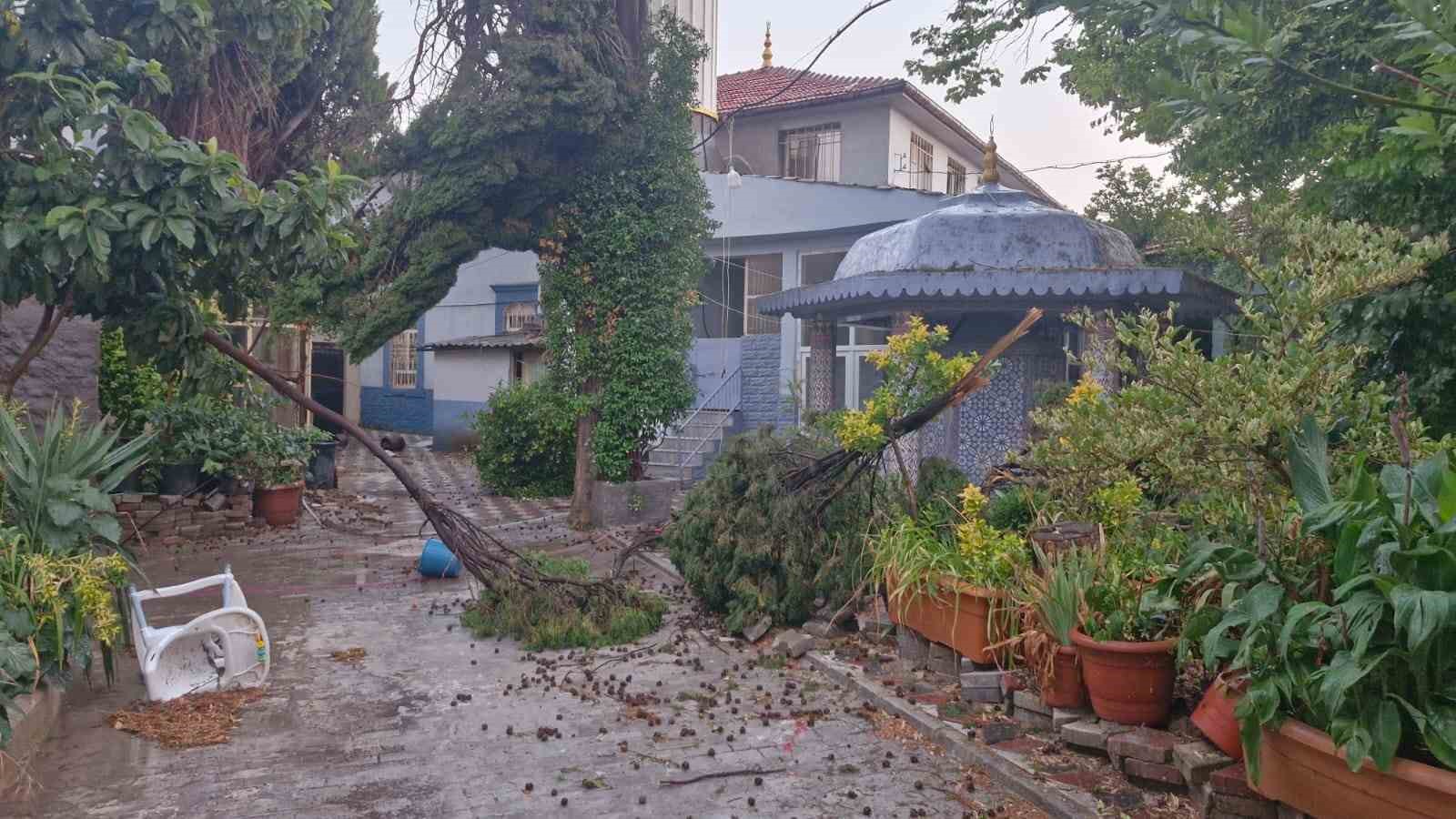 KIRKAĞAÇ’TA FIRTINA HAYATI OLUMSUZ ETKİLEDİ