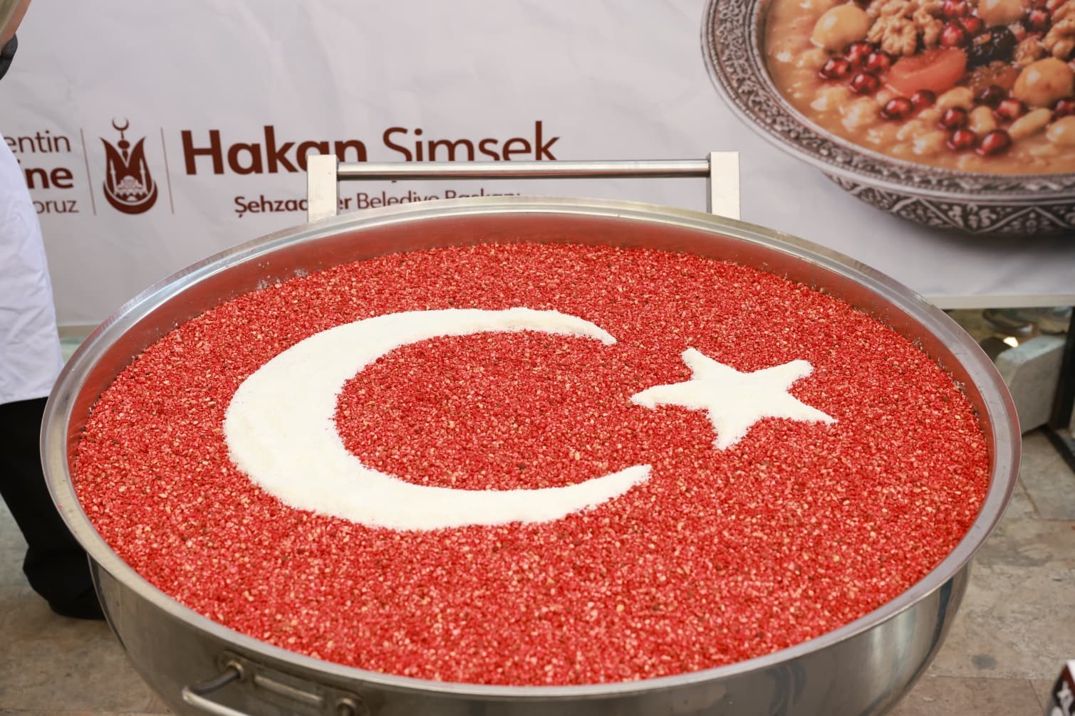 BAŞKAN HAKAN ŞİMŞEK HEMŞERİLERİYLE AŞURE BEREKETİNİ PAYLAŞTI