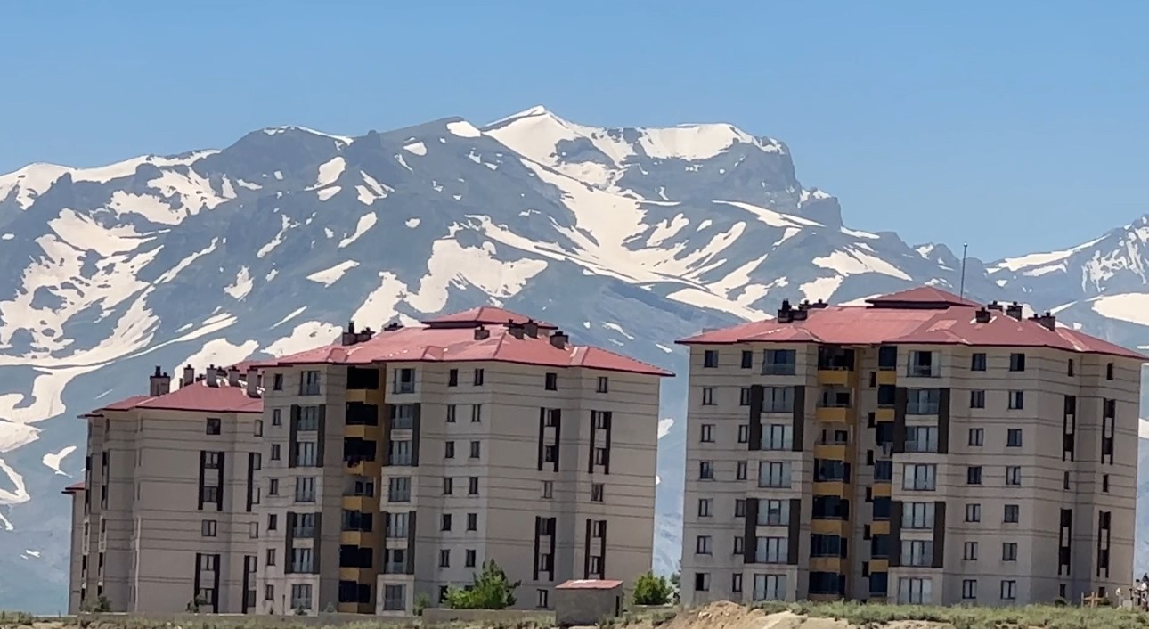 YÜKSEKOVA’NIN HEYBETLİ CİLO DAĞI 12 AY BOYUNCA KAR YIĞINLARINI BARINDIRIYOR